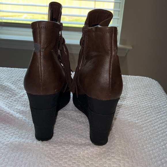 Sbicca Vintage Collection Brown Leather Fringe Wedge Booties with gold chain - Picture 3 of 3